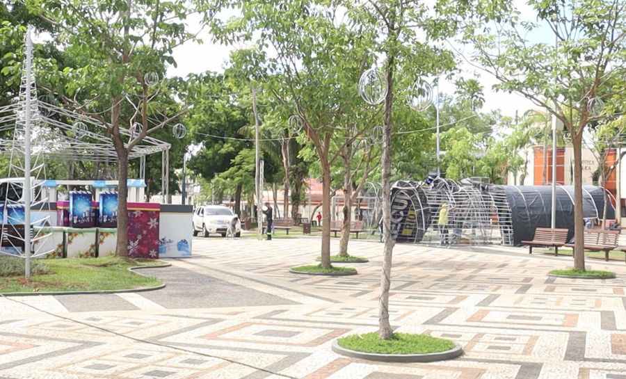 Prefeito visita Praça da Revolução para acompanhar montagem da decoração natalina